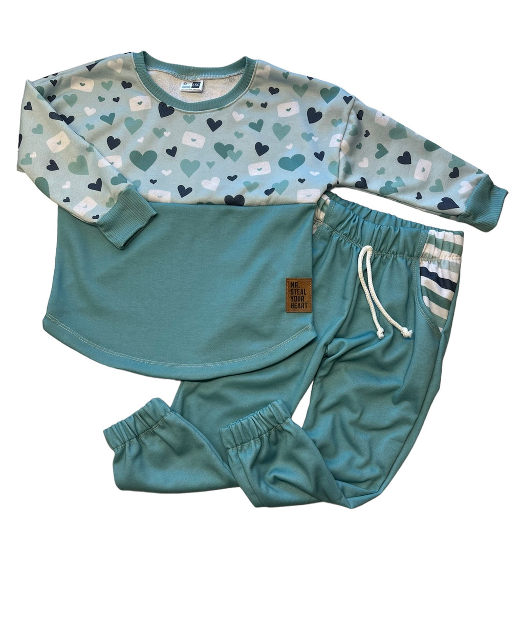 Dolman - shirt with long sleeves and curved hem